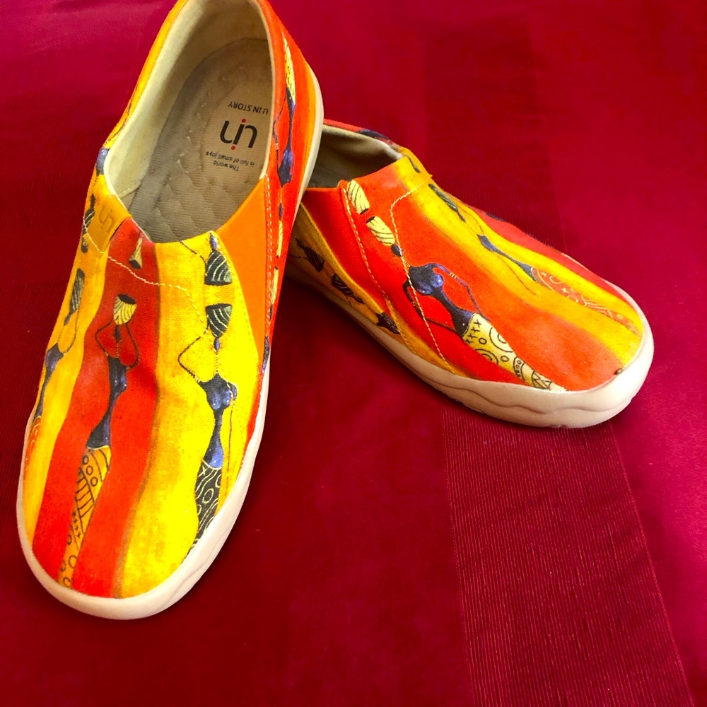 UIN slip on canvas shoes